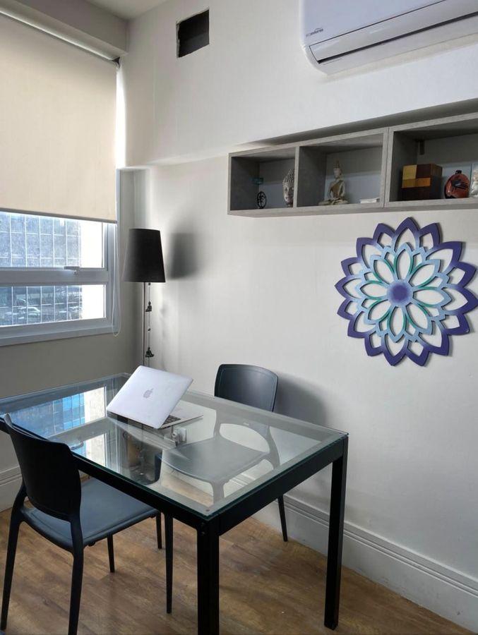 Espaço de avaliação, com mesa e cadeiras.